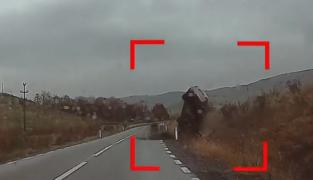 Un șofer din Bistrița-Năsăud a scăpat nevătămat, după un accident spectaculos (Video)