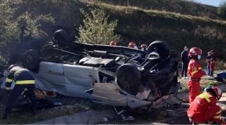 Șoferul microbuzului răsturnat în Alba ar fi adormit la volan. Un om a murit, altul se luptă să supraviețuiască