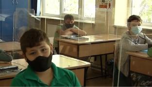 O familie din Galaţi şi-a retras copiii de la şcoală pentru că în clasă este obligatoriu să poarte mască