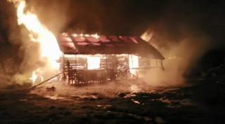 O familie cu 10 copii din Râșca a rămas pe drumuri. Le-au ars și cele două cămăruțe pe care le mai aveau [Video]