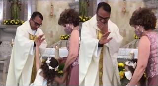 Reacţie inocentă: O fetiță a vrut să bată palma cu preotul, în timp ce era binecuvântată [video]