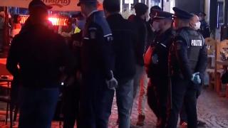 Românii petrec la terase și respectă regulile de prevenire a răspândirii Covid-19 doar când vine poliția