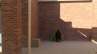 Un copil își face lecțiile pe trotuarul de lângă școala închisă pentru că e prea sărac să aibă internet acasă [Video]