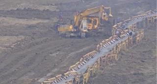 Un sat din Gorj riscă să fie ras de pe hartă de excavatoare (Video)