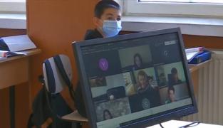 Planuri mărețe pentru elevii români: în 10 ani ar trebui să treacă de la tablete lipsă la experți în tehnologie