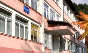 Directoarea școlii unde o profesoară a fost filmată lovind elevii ar putea fi demisă (Video)