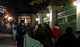 Pelerinajul la moaştele Sfântului Dimitrie, o provocare. Racla, dezinfectată după fiecare credincios