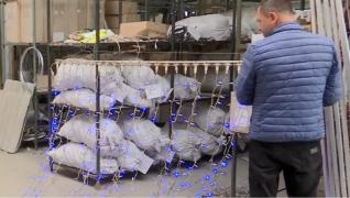 Autoritățile din mai multe orașe din țară pregătesc instalarea decorațiunilor pentru Crăciun