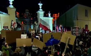 Proteste aprige în Polonia, după înăsprirea legii avortului (Video)