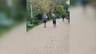 Tot mai mulți români îi vânează pe cei care nu poartă masca de protecție în mod corespunzător (Video)