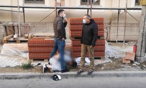 Hoț încătușat și pus la pământ de polițiști în civil, la Timișoara. ”M-ați văzut voi în mașină?” [Video]