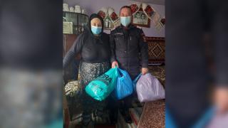 Tanti Floarea a împletit 40 de perechi de ciorapi de lână pentru pompieri: „Am vrut să le apăr picioarele de frig”