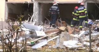 Un bătrân rănit grav și pagube uriașe, după o explozie produsă la un bloc din Galați. Video