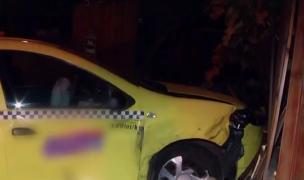 Un bucureştean s-a trezit în toiul nopţii cu un taxi intrat în curte, prin gard