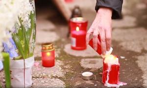 Klaus Iohannis a aprins o lumânare în amintirea celor 64 de tineri care şi-au pierdut viaţa în Club Colectiv