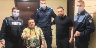 Chef cu manele spart de polițiști. Adi Minune şi Tzancă Uraganul, amendaţi după ce au cântat la o petrecere. VIDEO