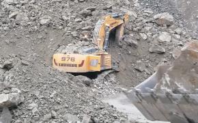 Muncitor prins sub un mal de pământ, în cariera Morlaca din Cluj. Pompierii încearcă să-l salveze. Video