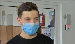 Aplicaţia care îi obligă pe elevi, dar şi pe profesori să poarte mască dacă vor să intre în şcoală