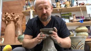 Obiecte tradiţionale, cerinţe moderne. Doi meşteri olari din Hunedoara adaptează vechiul meşteşug