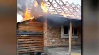 Incendii pe bandă rulantă, în judeţul Mureş. O casă şi o cabană au fost mistuite de flăcări