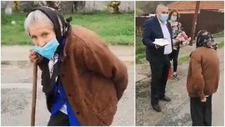 Bunica Sofia a împlinit 84 de ani. Prima ei grijă a fost să împartă tortul cu copiii de care are grijă la grădiniţă