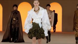 Ținute de toamnă în culori puternice. Alin Gălățescu a explicat ce se poartă în acest sezon