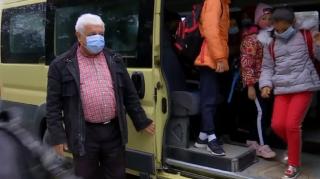 Pensionar din Gorj, voluntar pe microbuzul școlar de dragul copiilor. VIDEO