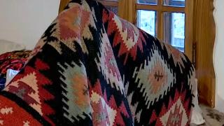 Preoteasa Victoria din Maramureș păstrează vie tradiția țesutului covoarelor naturale