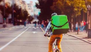 Afacerile de curierat au explodat în România, pe timpul pandemiei