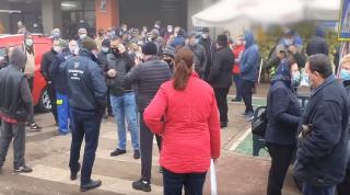 Scandal şi proteste după închiderea pieţelor. Comercianţii au refuzat să îşi vândă marfa în frig