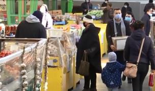 Comercianții din piețe, nemulțumiți de restricțiile impuse: "Ne-au scos afară ca pe câini". Video