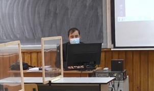 Constantin Dincă, un profesor care ține orele online chiar din sala de curs: ''Acum intri într-o sală efectiv mută''