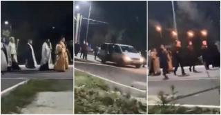 Slujbă pentru alungarea Covidului. Însoțit de boxe și un sobor de preoți, ÎPS Teodosie a luat la pas ulițele din Cogealac