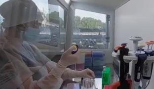 După anunţul americanilor de la Moderna, specialiştii avansează o dată când viaţa noastră ar putea reveni la normal