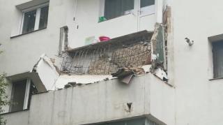 Un balcon de la etajul trei al unui bloc s-a prăbuşit