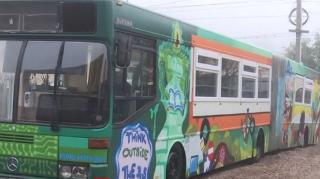 Autobuz abandonat, transformat în sală de clasă. Doi învăţători conduc proiectul