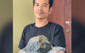 Un indonezian a devenit milionar după ce casa i-a fost lovită de un meteorit