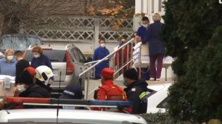 Spital evacuat din cauza unui paznic care s-a jucat cu sprayul lacrimogen, în Argeș. Pacienții, scoși afară cu tot cu paturi