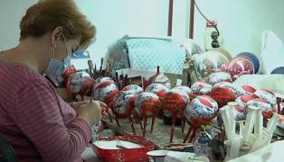 Globurile confecționate într-o fabrică din Cluj împodobesc brazii de la Vatican sau chiar de la Casa Albă