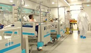 Rudele pacienților cu COVID-19 în stare gravă caută cu disperare soluții, în lipsa locurilor la ATI