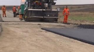 Premierul Ludovic Orban a inaugurat vineri un drum de doar 16 km, început în urmă cu 10 ani