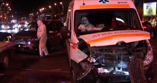 Ambulanță care transporta un pacient COVID-19, implicată într-un accident în București