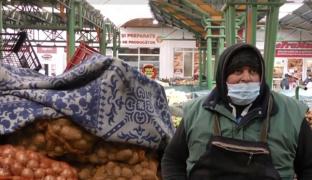 Restricţiile impuse din cauza coronavirusului îi fac pe comercianţi să îngheţe în pieţele deschise