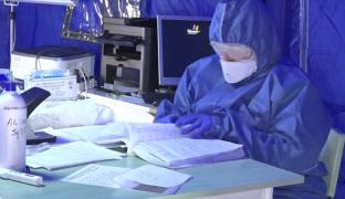 O asistentă suspectă de coronavirus aşteaptă de mai bine de o săptămână un răspuns concret de la DSP