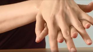 Cele mai la îndemână produse pentru hidratarea mâinilor, după folosirea dezinfectanților. Sfaturile medicilor dermatologi