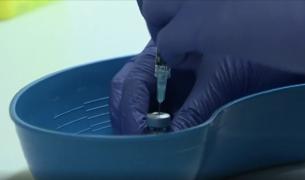 Vaccinul anti-COVID, între speranță și temeri. Un studiu arată că 43% dintre români ar refuza vaccinarea