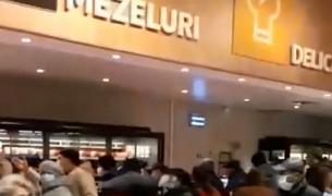 Reducerile la carne i-au făcut pe oameni să uite de distanțarea fizică. S-au îmbulzit în fața rafturilor și s-au certat între ei