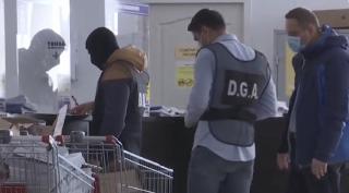 Imagini cu reţinuţii în cazul de mită la permise şi înmatriculări Suceava