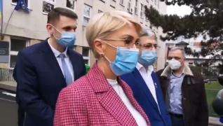 Vicepremierul Raluca Turcan, cu masca pe figură: "După cum vedeţi, am ieşit cu zâmbetul pe buze"