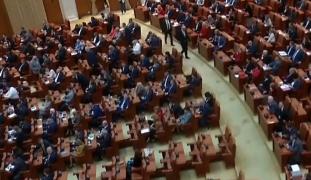 Parlamentul României, plin de aleşi cu CV-uri stufoase şi diplome multiple. Valoarea lor, analizată de specialişti